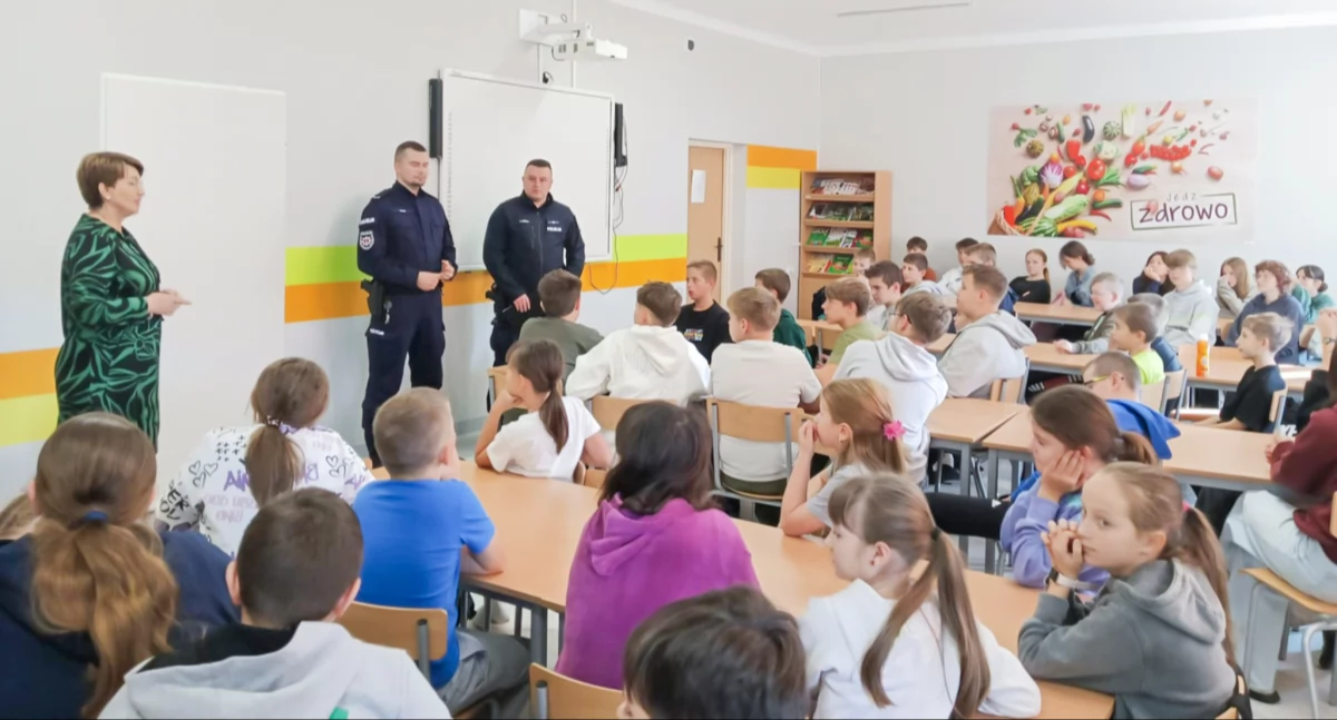 Bezpieczeństwo na drodze i w sieci: Policjanci uczyli dzieci w szkole!