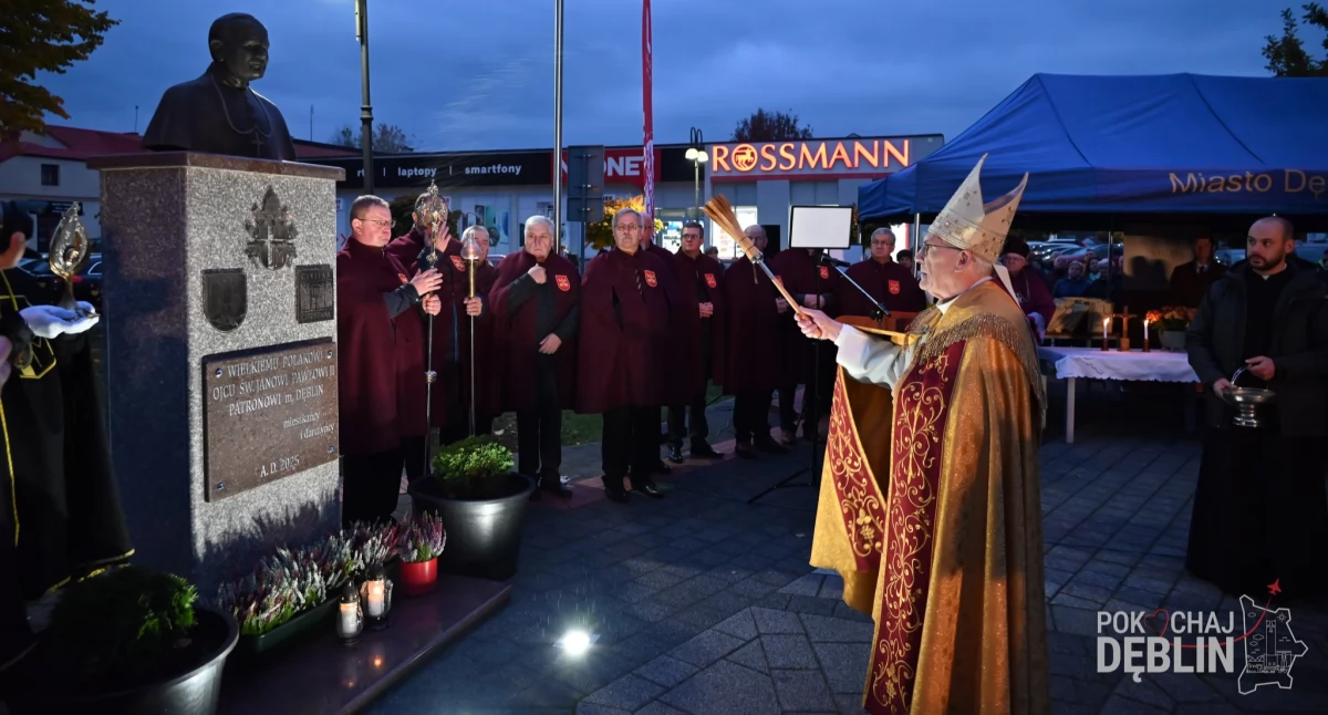 Dęblin uczcił patrona: Ks. biskup poświęcił pomnik Świętego Jana Pawła II w rocznicę wyboru!
