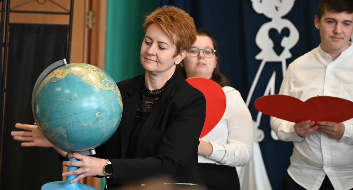 Kurator i burmistrz nagrodzili nauczycieli