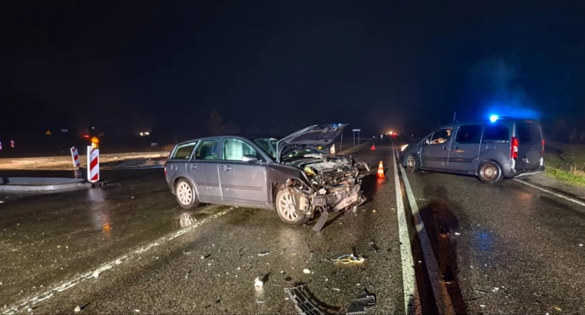 Zderzenie Volvo i Renault na DK 48! Droga całkowicie zablokowana