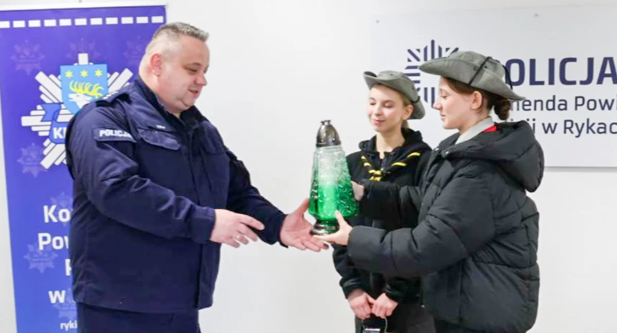 Betlejemskie Światełko Pokoju trafiło do ryckiej policji