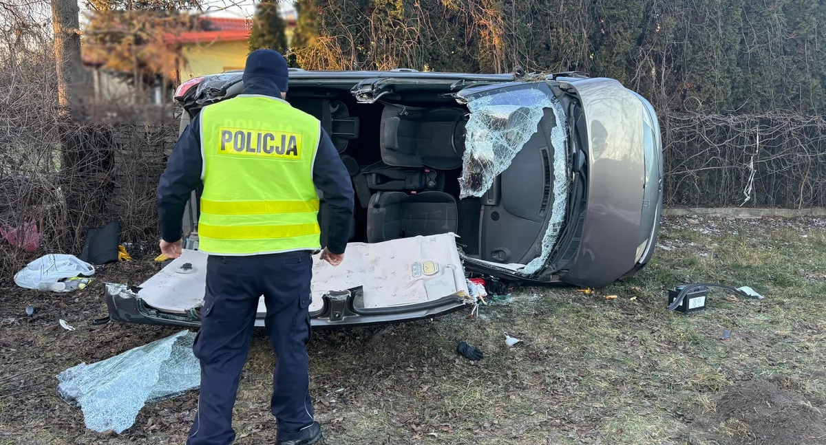 Groźny wypadek w Dęblinie: Renault przewrócił się na bok, pasażerka ranna