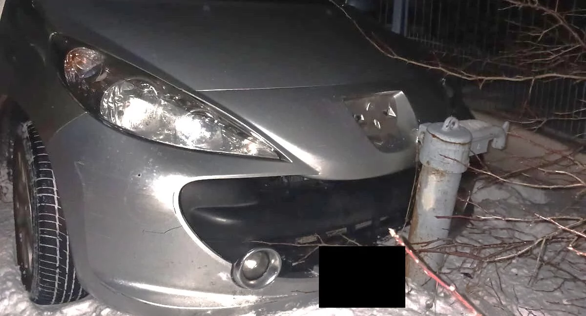 Szok! Pijany kierowca rozbił się na hydrancie i zasnął w samochodzie!