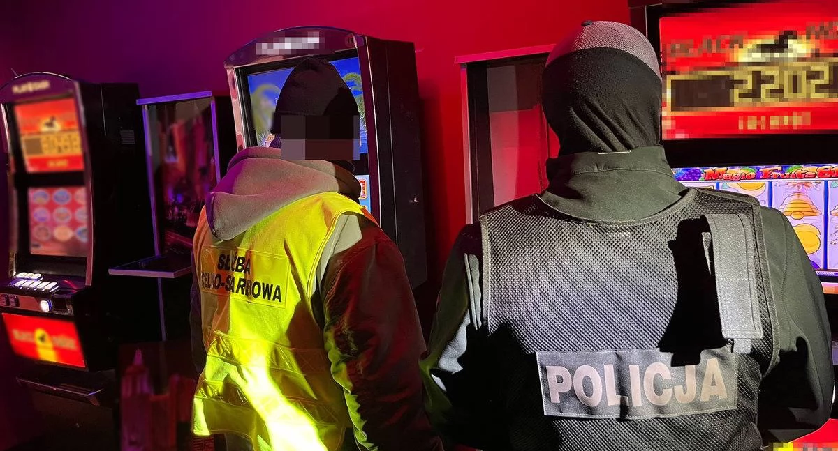 Poszukiwany 51 latek zatrzymany. Policja znalazła automaty i narkotyki