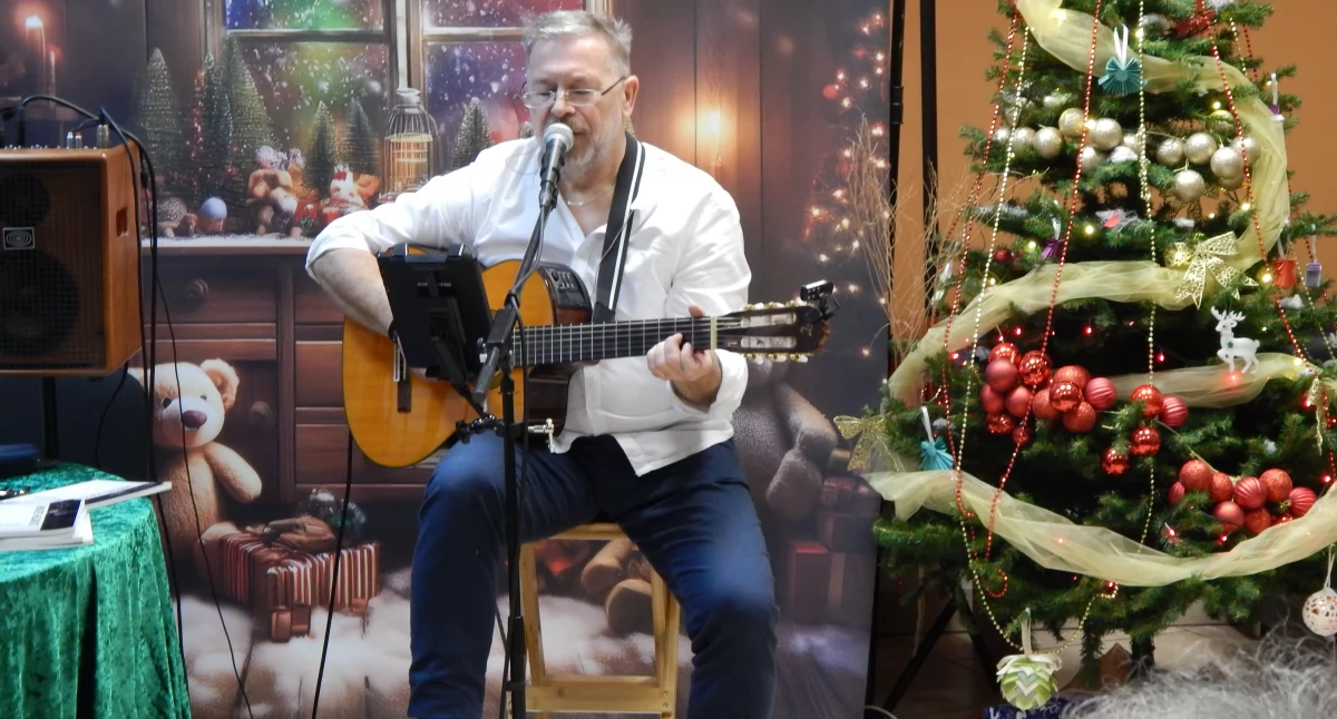 Wieczór pełen słowa i muzyki: Wojciech Socha w Miejskiej Bibliotece