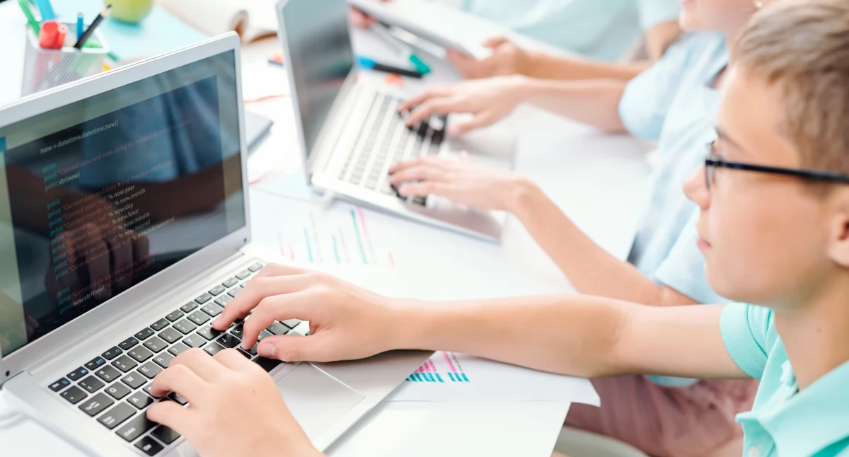 Ponad 200 laptopów trafi do szkół w powiecie!