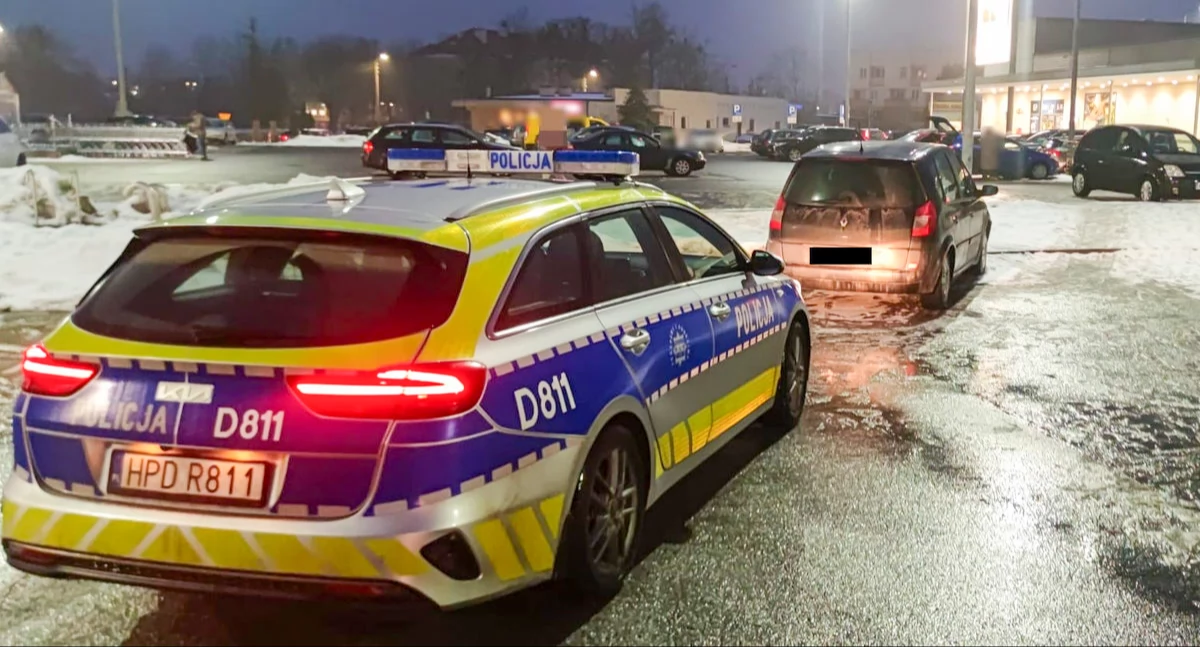Nietrzeźwy kierowca nie zatrzymał się do kontroli. Wiózł poszukiwanego pasażera