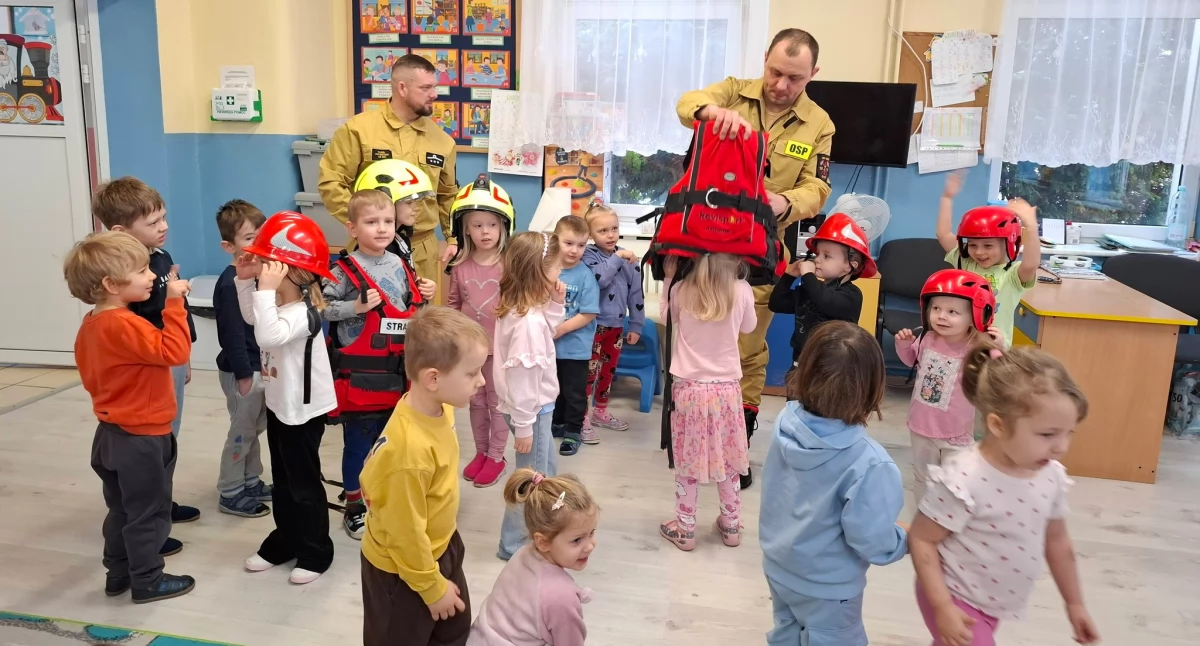 Strażacy uczą przedszkolaków bezpieczeństwa podczas zimowych ferii