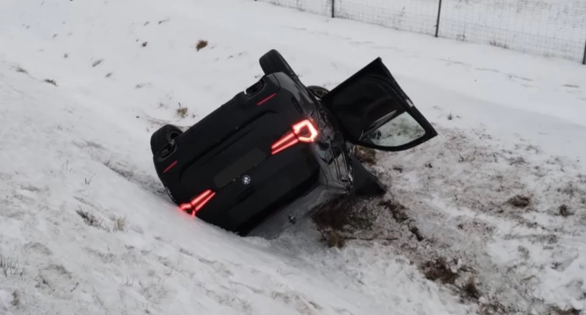 Groźne dachowanie na S17. Auto wpadło do rowu