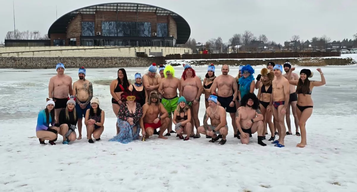 Karnawałowe morsowanie w Stężycy! Zimna woda i gorące serca dla pani Danusi [ZDJĘCIA]
