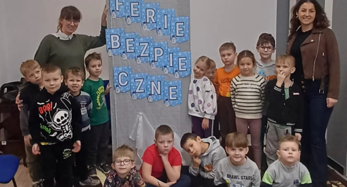 Teatrzyk, bajki i bezpieczeństwo na feriach – magiczne zajęcia w bibliotece!