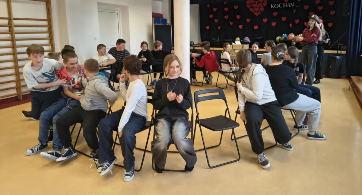 Uczniowie bawili się i uczyli sztuczek iluzjonistycznych
