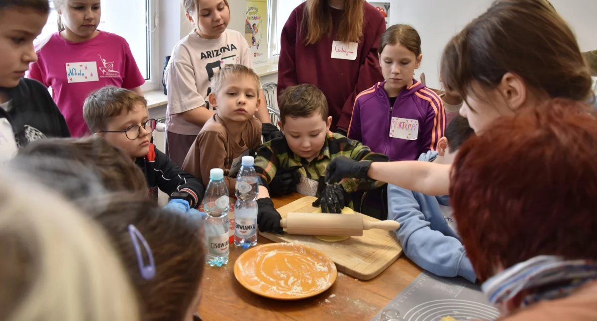 Ferie w MDK pełne zabawy! Dzieci malowały, tańczyły i piekły faworki.