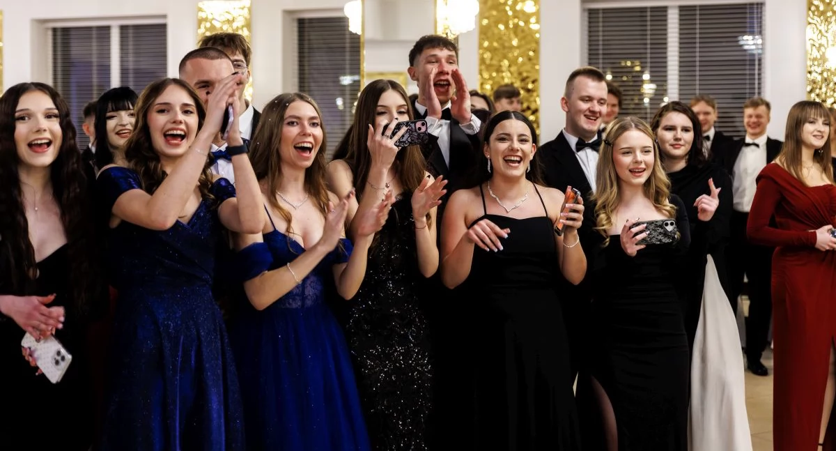Sto dni do matury! Studniówka w Dęblinie pełna wzruszeń i zabawy