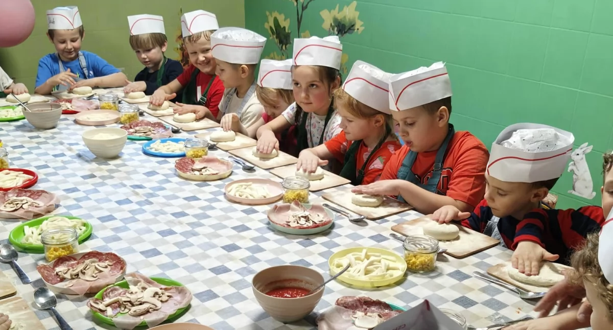 Przedszkolaki odkrywają radość tworzenia pizzy i zabawy!
