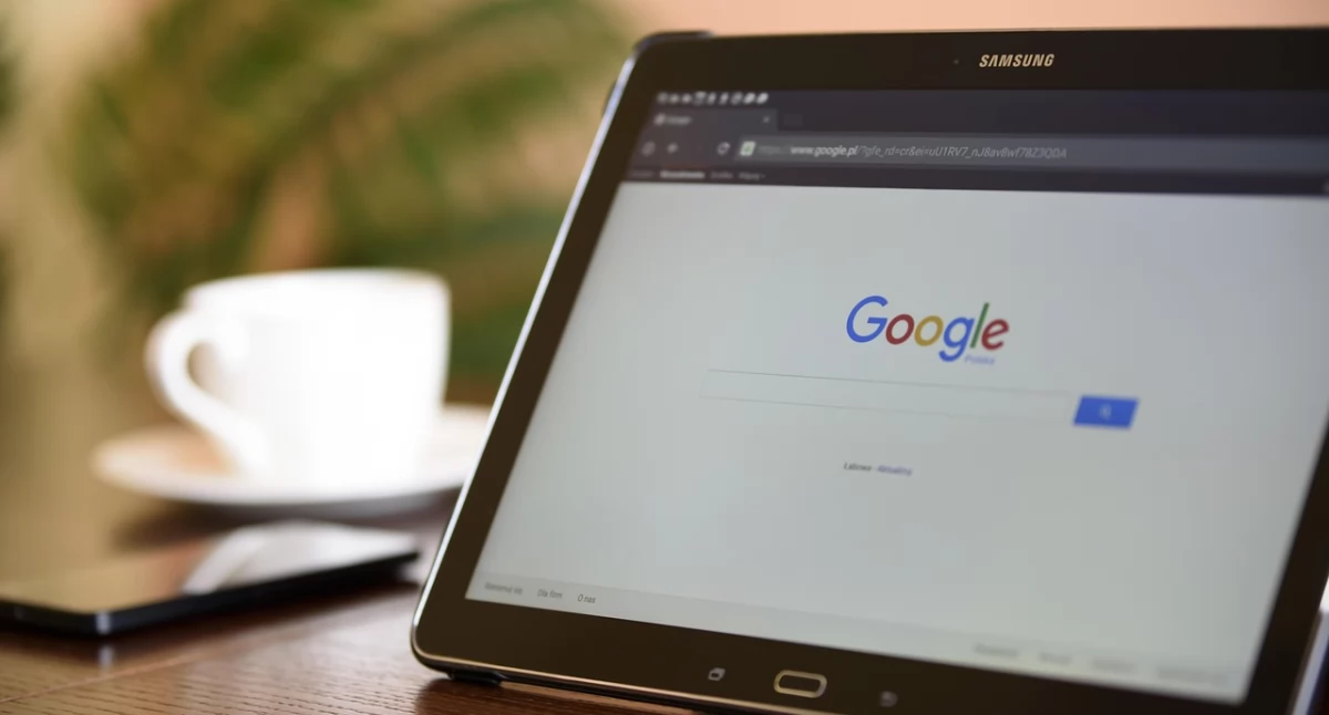 Jak promować firmę w internecie? Prosty poradnik: co wybrać, dla kogo i jak zacząć