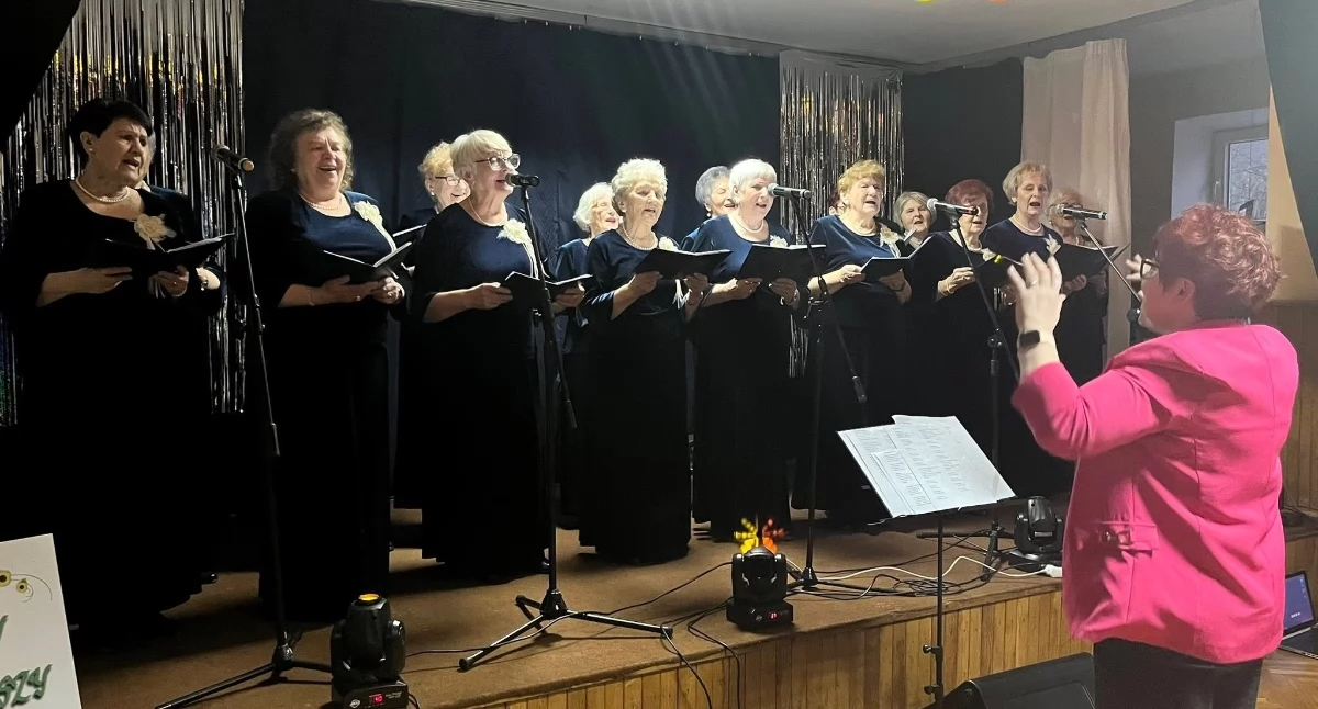 Święto Kobiet pełne piosenek, radości i wspólnego świętowania na scenie
