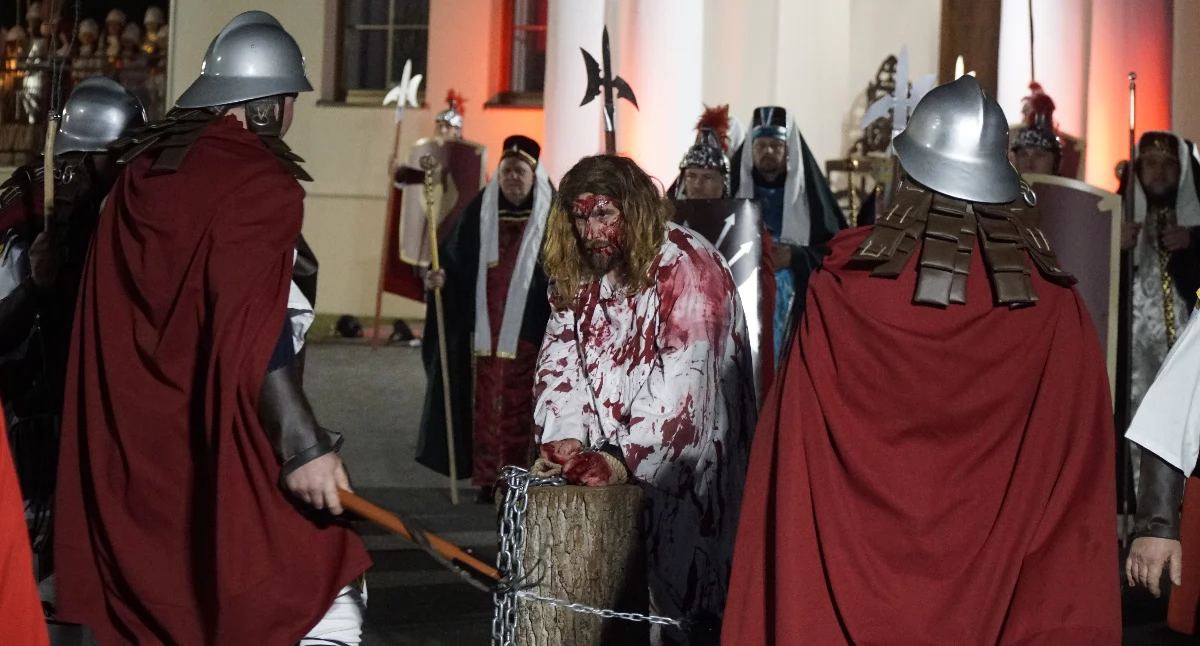 Misterium Męki Pańskiej w Rykach. Tłumy wiernych wzięło udział w wielkim widowisku (ZDJĘCIA)