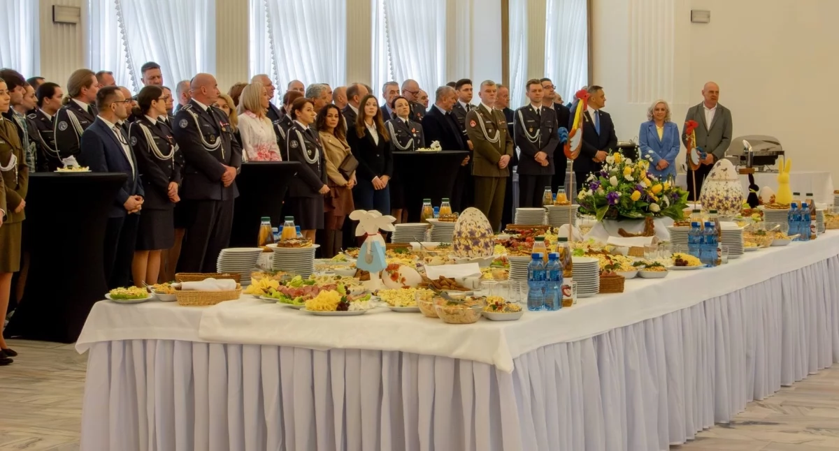 Żołnierze i pracownicy wojska razem przy świątecznym stole. Garnizonowe Spotkanie Wielkanocne