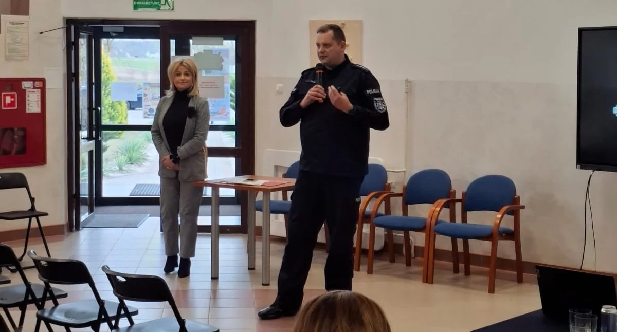 Hejt i cyberprzemoc wśród dzieci. Policjanci edukowali rodziców w Nowej Rokitni