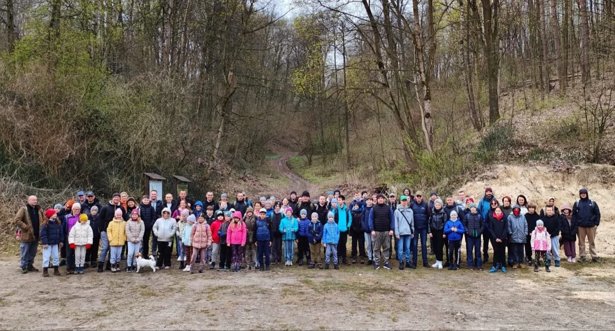 Taekwondo i natura. Rodzinny rajd w wąwozach Parchatki przyciągnął tłumy
