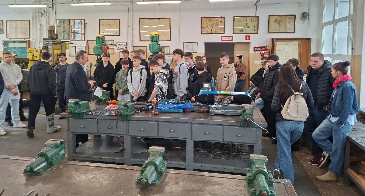 Dzień pełen atrakcji w ZSZ nr 1 w Dęblinie. Ósmoklasiści poznawali szkołę.