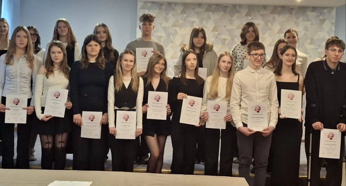 Uczennice Liceum w Rykach błyszczą w konkursie poezji Szymborskiej
