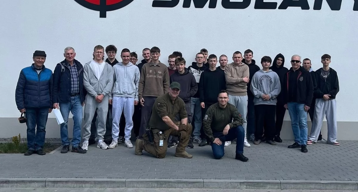 Uczniowie Mechanika sprawdzili się na strzelnicy. Pierwsze strzały za nimi