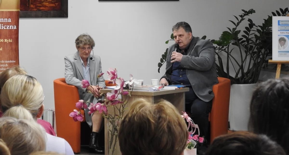 Spotkanie z poezją w Rykach. Halina Majewska Musińska zaprezentowała tomik „Horyzont”