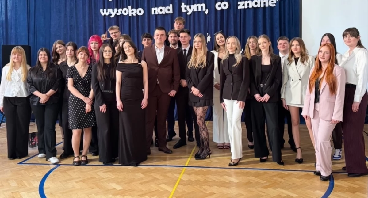 Uroczyste pożegnanie maturzystów w ZSZ nr 2 w Dęblinie. Wzruszenia i nagrody dla najlepszych