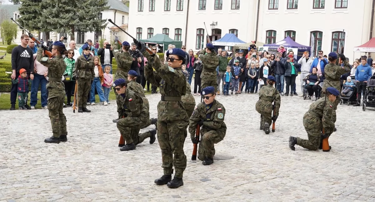 Mundurowa Majówka w Kozłówce. Uczniowie z Sobieszyna pokazali klasę