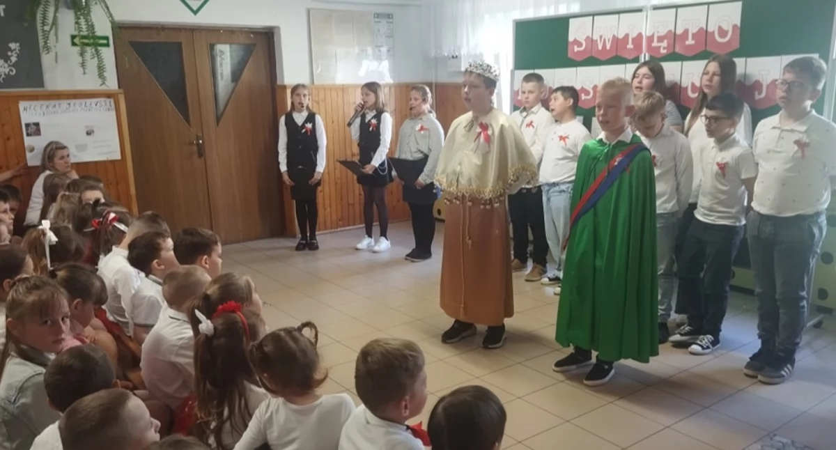 Szkoła w Niedźwiedziu uczciła Konstytucję 3 Maja. Uczniowie przygotowali uroczystą akademię
