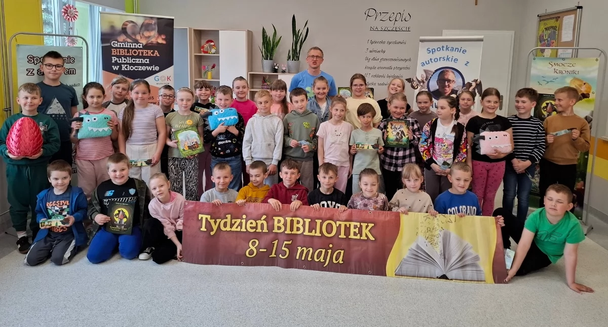 Tydzień Bibliotek rozpoczęty. Spotkanie z Pawłem Gołuchem rozbawiło uczniów w Czernicu