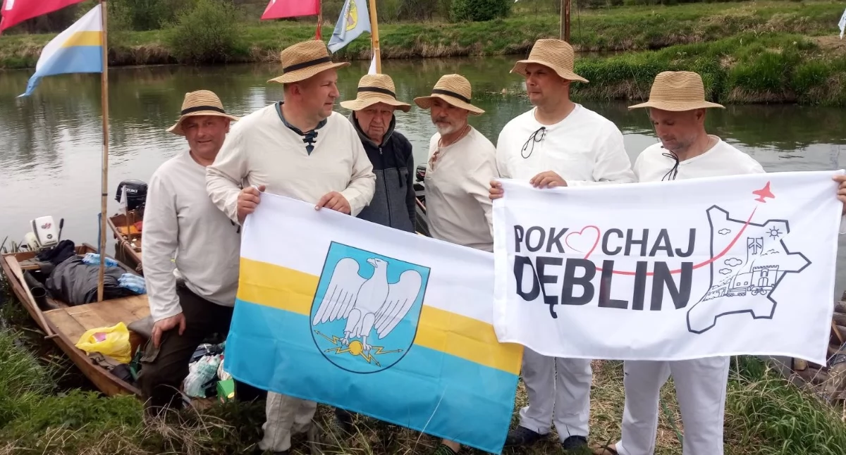 Michał Mikusek płynie Królewskim Flisem na Wiśle. WOPR-owcy z Dęblina zmierzają do Gdańska