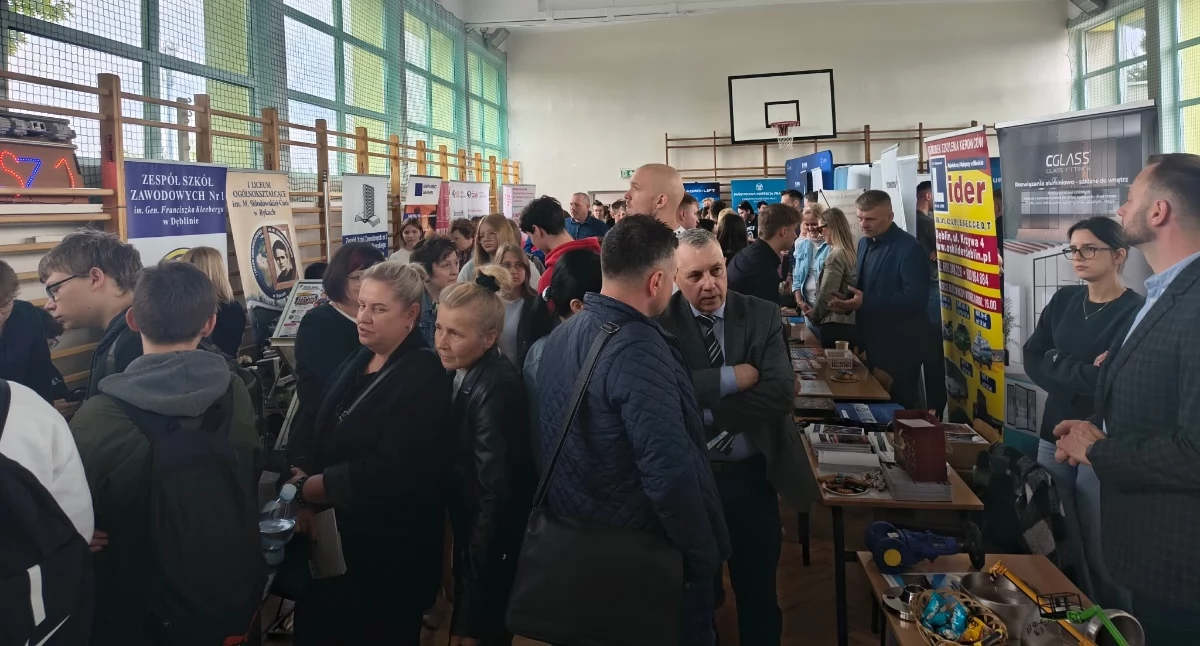 Powiatowe Targi Edukacji i Pracy wróciły po przerwie. Blisko 40 ofert zatrudnienia i tłumy uczniów