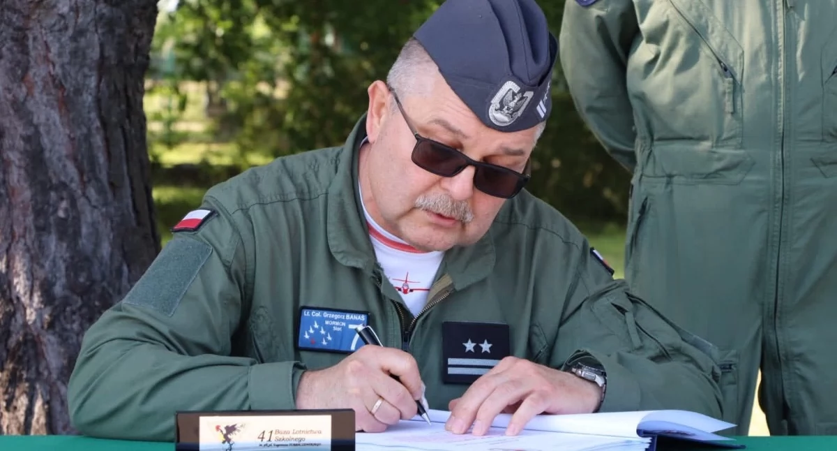 Pożegnanie zasłużonego pilota-instruktora. Ppłk Grzegorz Banaś kończy służbę w 41. Bazie Lotnictwa Szkolnego