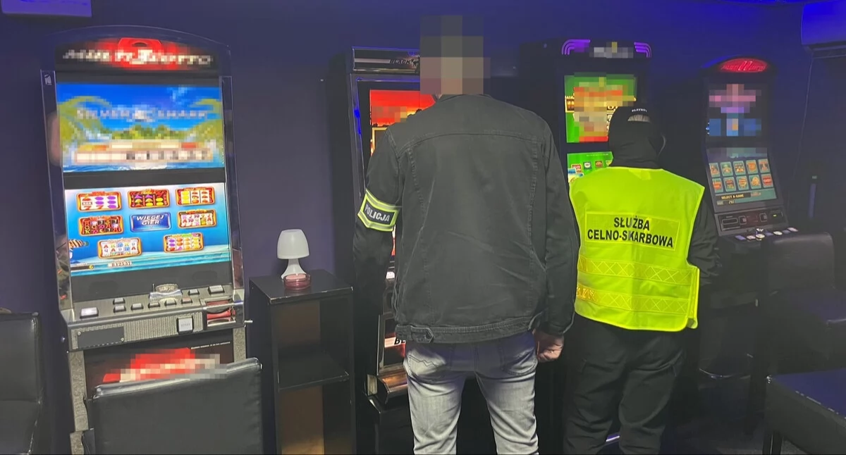 Nielegalny salon gier hazardowych w Dęblinie rozbity. Skonfiskowano sześć automatów i 8 tys. zł