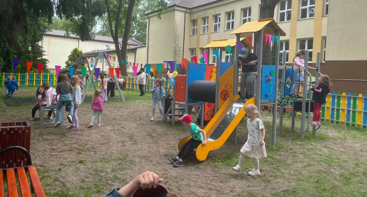 Nowy plac zabaw w Moszczance otwarty w Dniu Dziecka