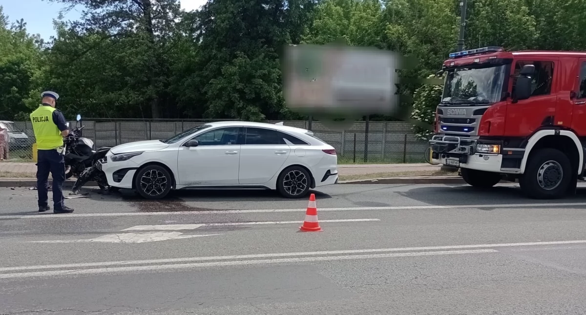 Zderzenie na skrzyżowaniu trzech ulic w Dęblinie. Ranna motocyklistka i dwa rozbite pojazdy