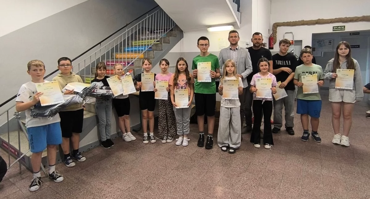 Uczniowie ze Swat zdobywają nagrody w ogólnopolskim konkursie KRUS. Bezpieczeństwo w rolnictwie tematem prac plastycznych