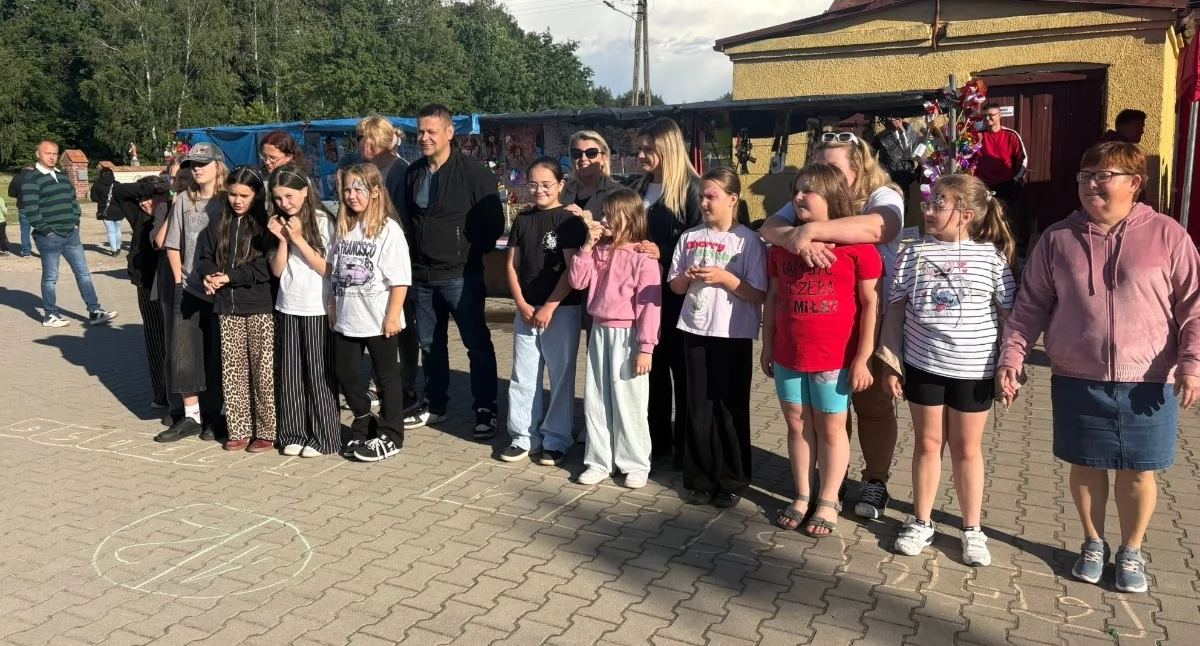 Dzień Dziecka w Brzezinach. Dmuchańce, radiowóz i animacje mimo deszczu