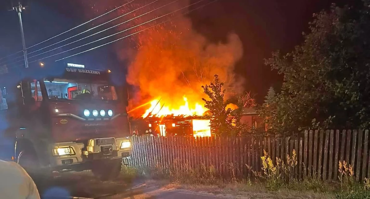 Nocny pożar stodoły w Brzezinach. Strażacy walczyli z ogniem blisko cztery godzin