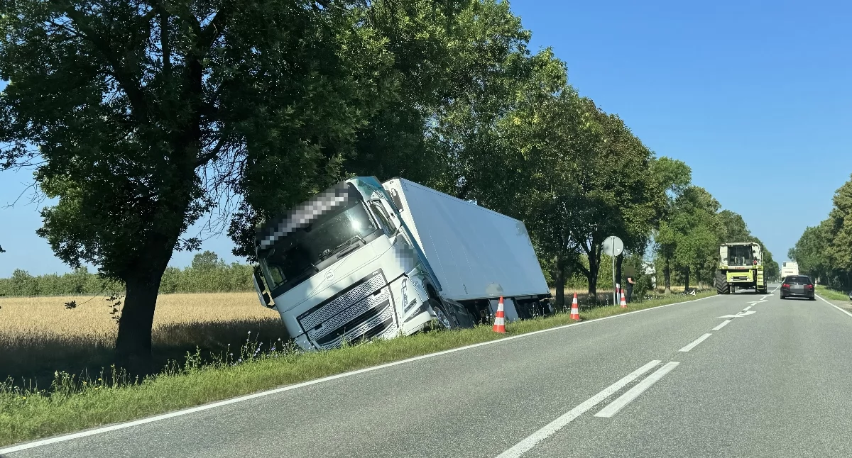 Ciężarówka w rowie na DK48. Kierowca zasnął za kierownicą