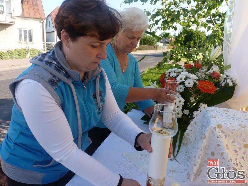 Ołtarz na Boże Ciało dekorują już od 5 rano