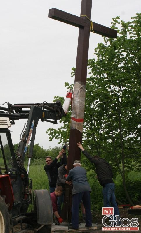 W Rokitni Starej pochowali 111-letni krzyż