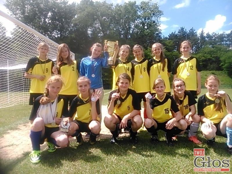 Szczęśliwy awans pilkarek z Kłoczewa