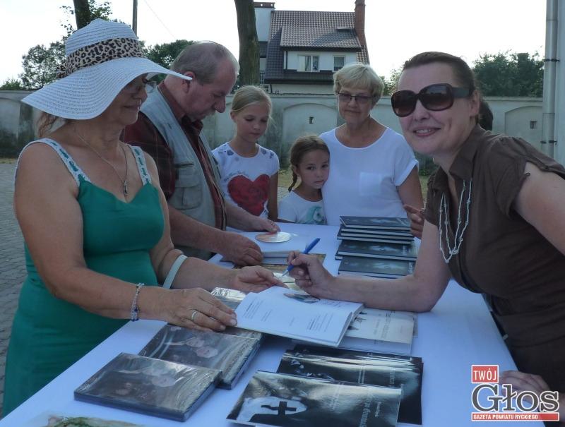Lusia Ogińska wpisywała autografy do książek