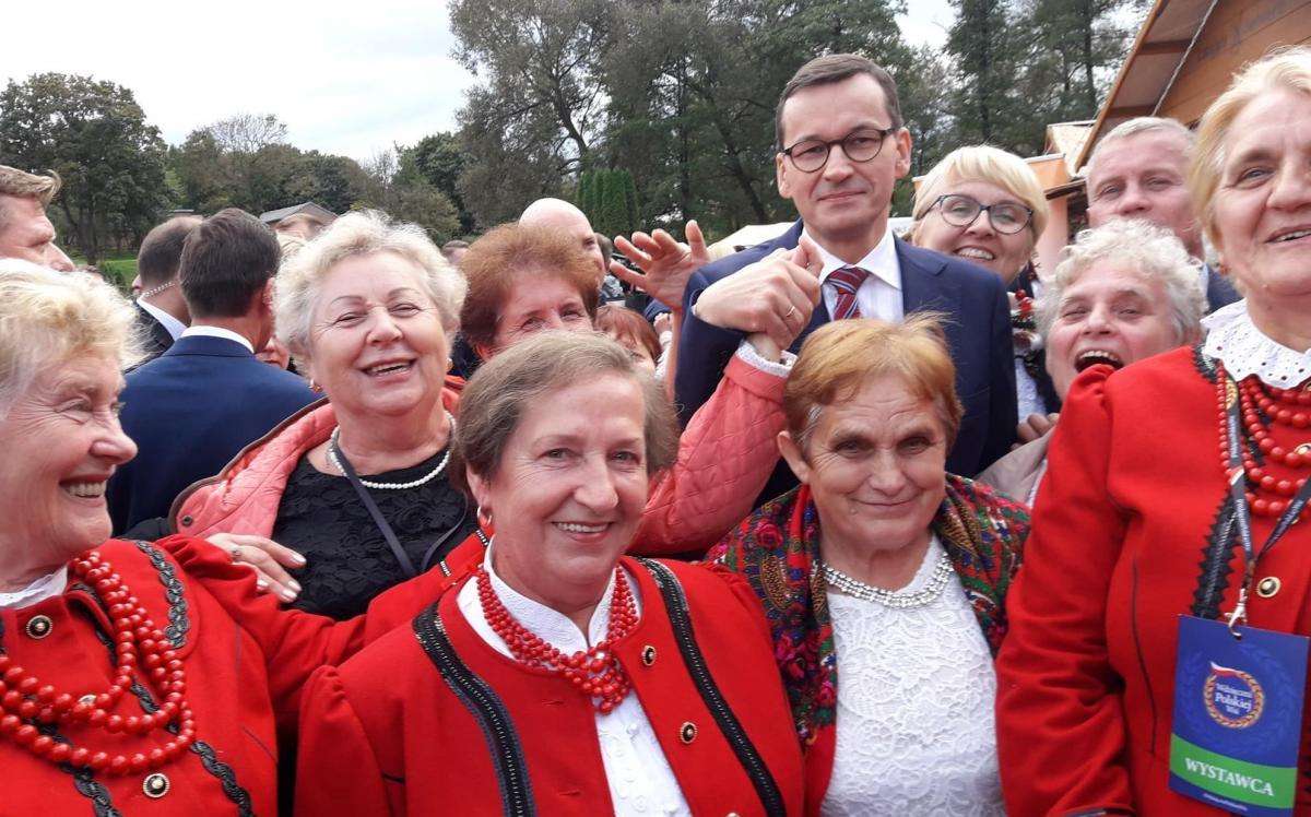 Aktywne gospodynie w kolejce po pieniądze