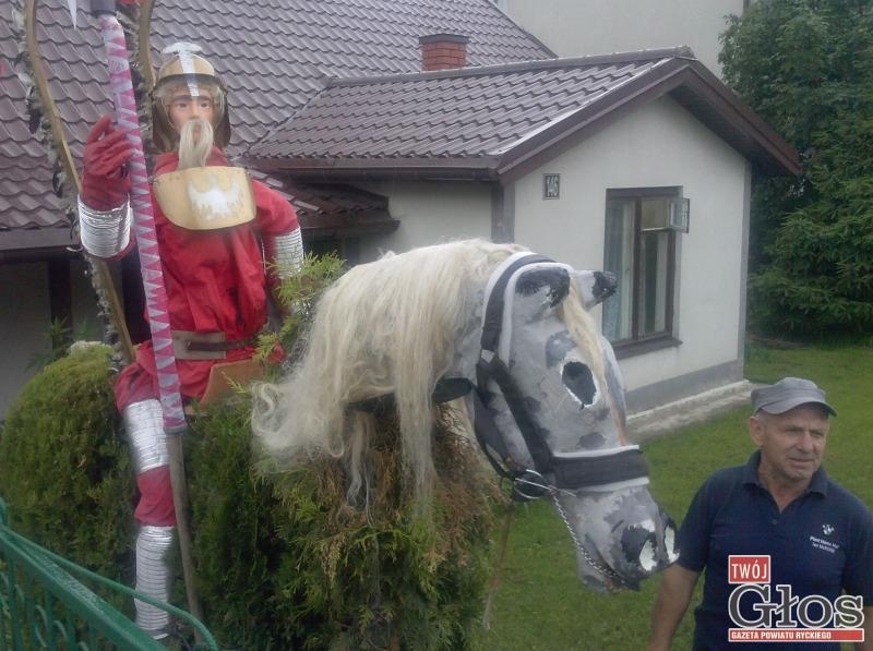 Rycerz strzeże wejścia na podwórko