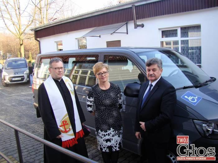 Podopieczni WTZ mają nowego busa RYKI